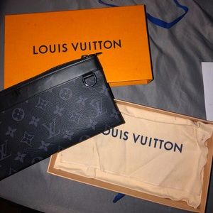Authentic DISCOVERY POCHETTE PM LV